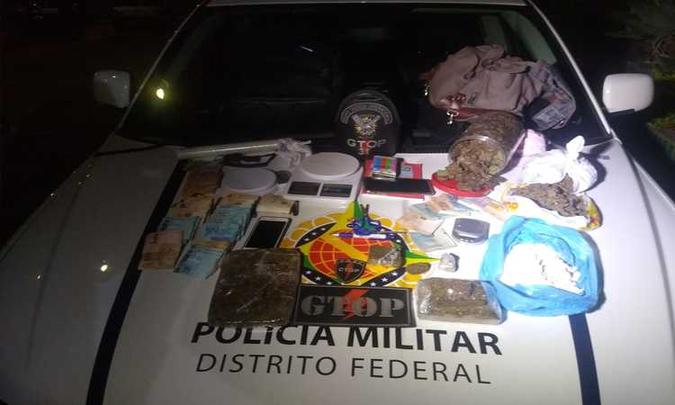 Balança de precisão, três tipos de drogas e mais R$ 20 mil em dinheiro foram apreendidos pela Polícia Militar(foto: Divulgação/PMDF) Balança de precisão, três tipos de drogas e mais R$ 20 mil em dinheiro foram apreendidos pela Polícia Militar(foto: Divulgação/PMDF)