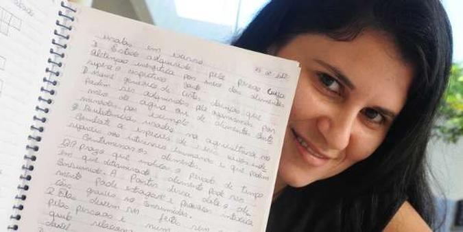 Glestânia Oliveira lê histórias para o filhos e ensina-lhes tabuada, mas tem dificuldade com a escrita: o texto é treinado na Educação de Jovens e Adultos(foto: Gustavo Moreno/CB/D.A Press) Glestânia Oliveira lê histórias para o filhos e ensina-lhes tabuada, mas tem dificuldade com a escrita: o texto é treinado na Educação de Jovens e Adultos(foto: Gustavo Moreno/CB/D.A Press)