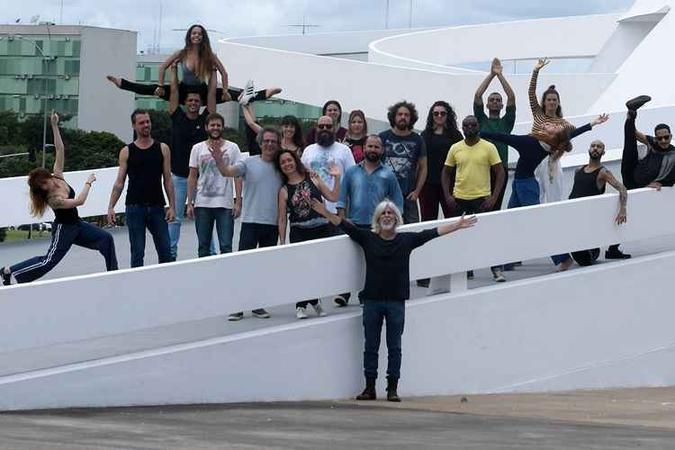 Elenco do musical com o diretor Oswaldo Montenegro(foto: Sesc/Divulgação) Elenco do musical com o diretor Oswaldo Montenegro(foto: Sesc/Divulgação)