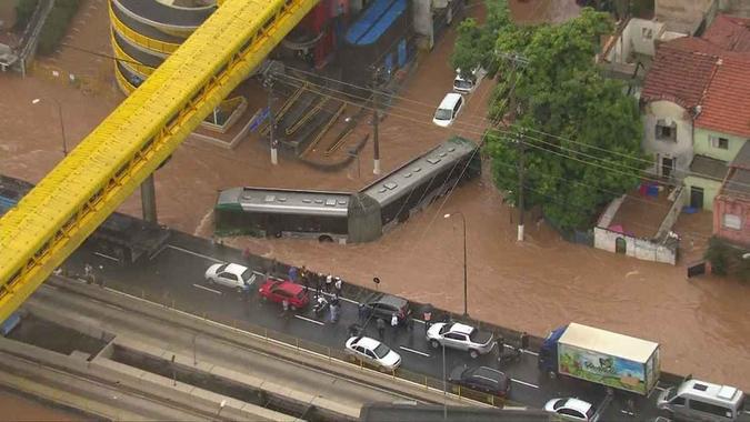 Ônibus ilhado em meio a alagamento em São Paulo(foto: Reprodução/TV Globo ) Ônibus ilhado em meio a alagamento em São Paulo(foto: Reprodução/TV Globo )