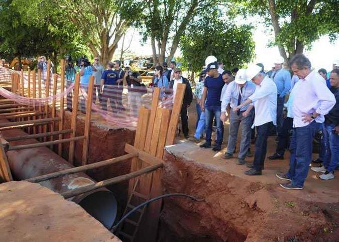 Rodrigo Rollemberg visitou as obras de uma adutora em Santa Maria, ontem: todo o sistema deve ficar pronto até o fim do ano (foto: Dênio Simões/Agência Brasília ) Rodrigo Rollemberg visitou as obras de uma adutora em Santa Maria, ontem: todo o sistema deve ficar pronto até o fim do ano (foto: Dênio Simões/Agência Brasília )