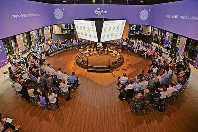 Reunião entre a direção da BRF e os funcionários que fazem parte do sistema de integridade da companhia (foto: Divulgação/BRF ) Reunião entre a direção da BRF e os funcionários que fazem parte do sistema de integridade da companhia (foto: Divulgação/BRF )