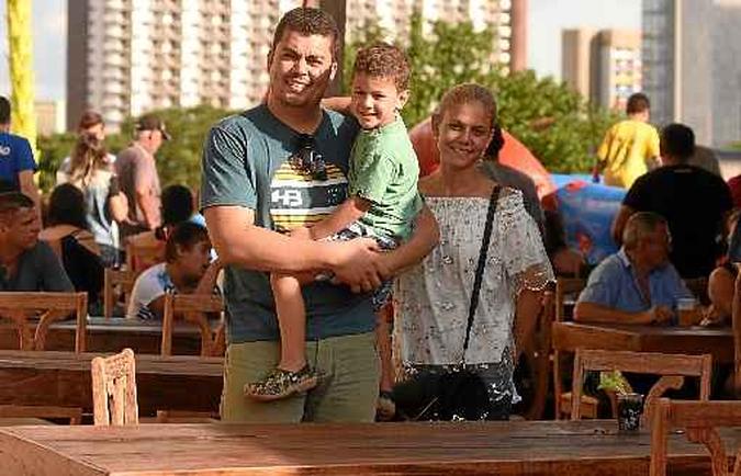Para Priscila, Carlos e Gabriel Trigueiro, a ceia de Natal foi mais farta e o Papai Noel, mais generoso este ano (foto: Ed Alves/CB/D.A Press ) Para Priscila, Carlos e Gabriel Trigueiro, a ceia de Natal foi mais farta e o Papai Noel, mais generoso este ano (foto: Ed Alves/CB/D.A Press )