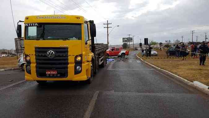 Os motoristas do caminhão e do carro não ficaram feridos(foto: Divulgação/CBMDF)
