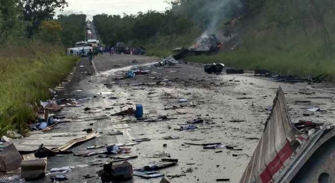 Para esclarecer as causas do acidente, a Polícia considera determinante o depoimento do motorista do caminhão que invadiu a contramão(foto: PM/divulgação) Para esclarecer as causas do acidente, a Polícia considera determinante o depoimento do motorista do caminhão que invadiu a contramão(foto: PM/divulgação)
