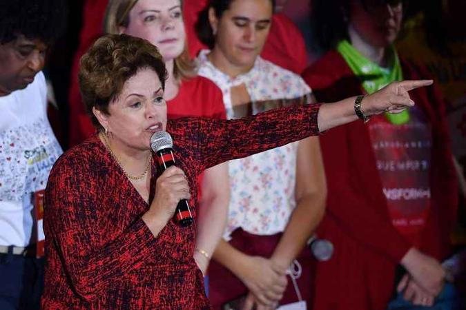 Dilma lidera corrida para o Senado(foto: Nelson Almeida/AFP) Dilma lidera corrida para o Senado(foto: Nelson Almeida/AFP)