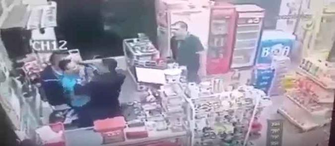 Câmera de segurança capta o momento em que o PM aponta a arma contra um dos funcionários agredidos(foto: Reprodução/Vídeo) Câmera de segurança capta o momento em que o PM aponta a arma contra um dos funcionários agredidos(foto: Reprodução/Vídeo)