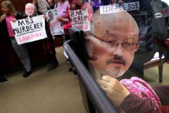 A noiva do jornalista contou que ficou esperando do lado de fora do consulado, mas o noivo nunca saiu(foto: AFP) A noiva do jornalista contou que ficou esperando do lado de fora do consulado, mas o noivo nunca saiu(foto: AFP)