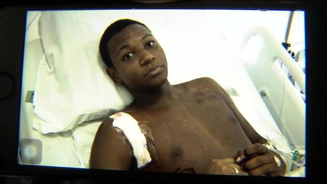 Ele afirmou que, no momento do ataque, estava a caminho do refeitório, com a namorada(foto: Reprodução/TV Globo) Ele afirmou que, no momento do ataque, estava a caminho do refeitório, com a namorada(foto: Reprodução/TV Globo)