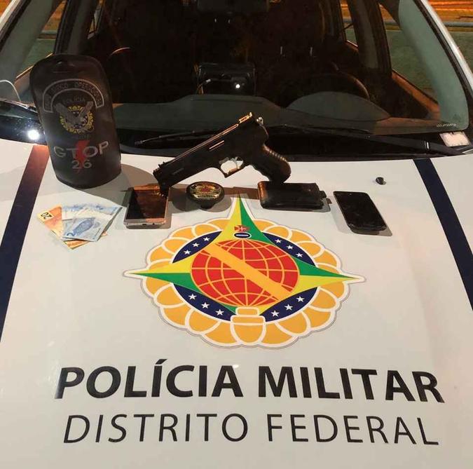 Os policiais chegaram até o criminoso após receber uma denúncia sobre um homem armado próximo ao Posto da Torre(foto: PMDF/Divulgação) Os policiais chegaram até o criminoso após receber uma denúncia sobre um homem armado próximo ao Posto da Torre(foto: PMDF/Divulgação)