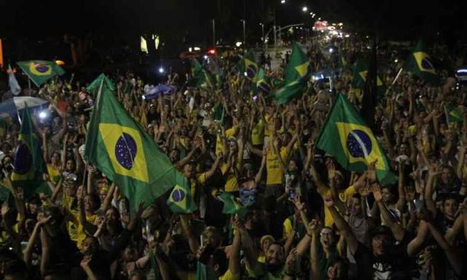 Eleitores foram desceram a Esplanada até o Congresso para comemorar a vitória de Jair Bolsonaro(foto: Bárbara Cabral/Esp. CB/D.A.Press) Eleitores foram desceram a Esplanada até o Congresso para comemorar a vitória de Jair Bolsonaro(foto: Bárbara Cabral/Esp. CB/D.A.Press)