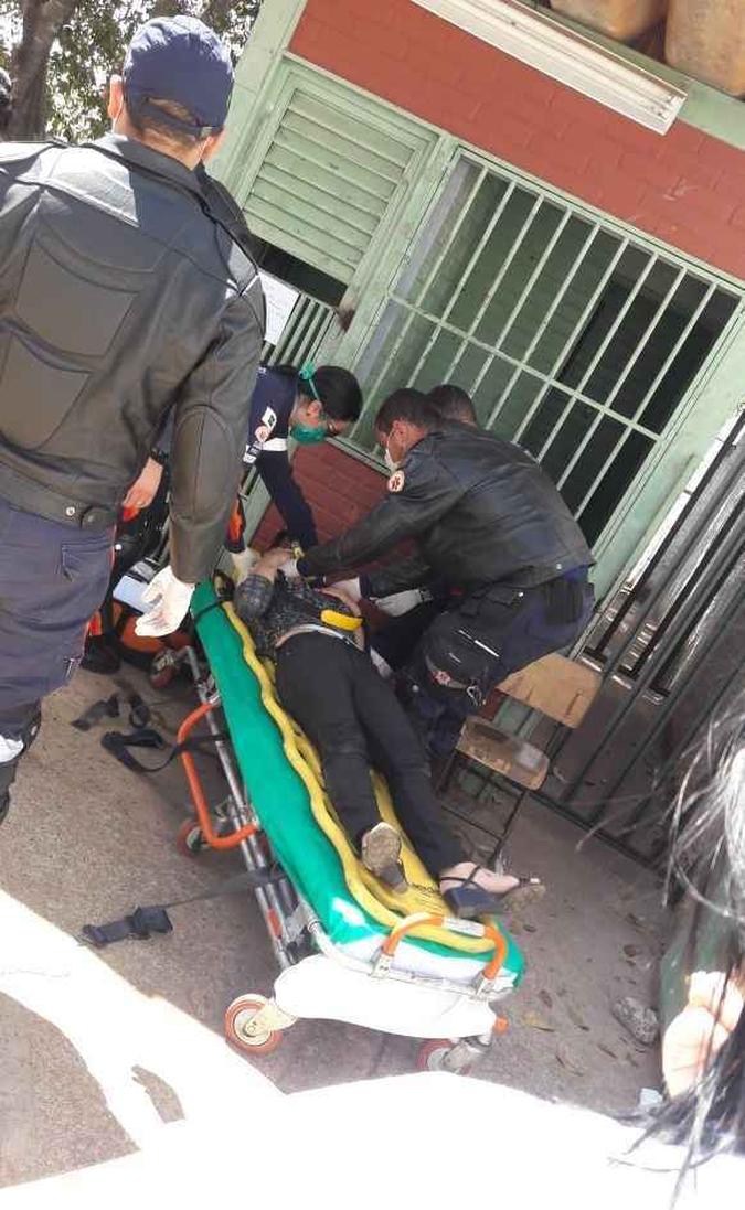 Mulher precisa ser socorrida pelo Samu após levar coronhada em frente à escola do filho(foto: Arquivo Pessoal) Mulher precisa ser socorrida pelo Samu após levar coronhada em frente à escola do filho(foto: Arquivo Pessoal)
