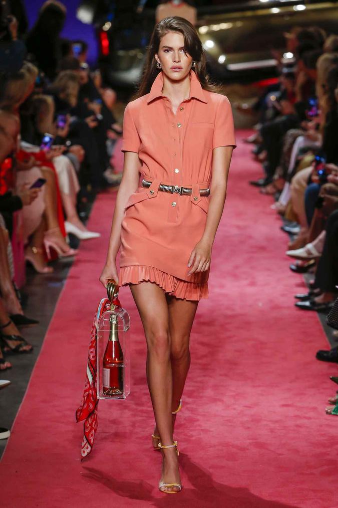 Brandon Maxwell tingiu uma chemise de coral em seu desfile de verão 2019. Inspiração assertiva para quem gosta de frescor e praticidade.(foto: Monica Freud/Indigital.tv) Brandon Maxwell tingiu uma chemise de coral em seu desfile de verão 2019. Inspiração assertiva para quem gosta de frescor e praticidade.(foto: Monica Freud/Indigital.tv)