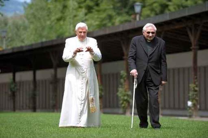 O papa Bento XVI (E) enquanto caminha com seu irm�o bispo Georg Ratzinger no jardim de sua resid�ncia de f�rias em Bressanone (Brixen). (foto: Handout / VATICAN MEDIA / AFP)