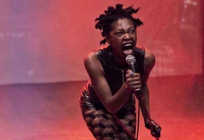 Ntando Cele dá o tom de punk aos instantes musicais da peça(foto: Cena Contemporânea/Divulgação) Ntando Cele dá o tom de punk aos instantes musicais da peça(foto: Cena Contemporânea/Divulgação)
