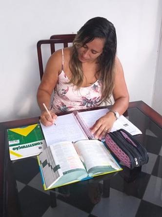Lucieny Sobral, 43 anos, está retomando os estudos depois de um período de 13 anos(foto: Arquivo Pessoal) Lucieny Sobral, 43 anos, está retomando os estudos depois de um período de 13 anos(foto: Arquivo Pessoal)