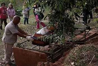 Parentes e amigos comparecem ao enterro para se despedir da servidora(foto: Anderson Mateus/Reprodução/TV Alterosa) Parentes e amigos comparecem ao enterro para se despedir da servidora(foto: Anderson Mateus/Reprodução/TV Alterosa)