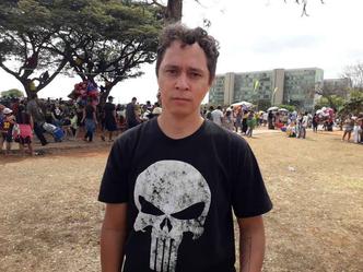 O comunicador Mário Junior, 37, morador de Águas Claras: roupa preta contra políticas de educação e meio ambiente(foto: Thiago Cotrim/CB/D.A Press) O comunicador Mário Junior, 37, morador de Águas Claras: roupa preta contra políticas de educação e meio ambiente(foto: Thiago Cotrim/CB/D.A Press)