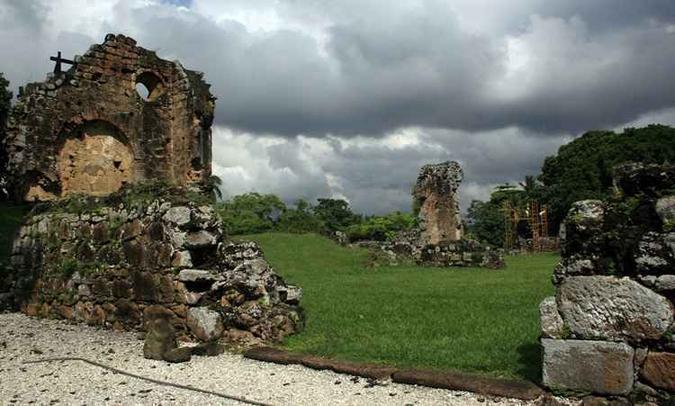 Um ataque pirata deixou em ruínas a parte histórica, que foi cercada por muralhas: sítio arqueológico(foto: Silvia Pavesi/Esp. CB/D.A Press) Um ataque pirata deixou em ruínas a parte histórica, que foi cercada por muralhas: sítio arqueológico(foto: Silvia Pavesi/Esp. CB/D.A Press)