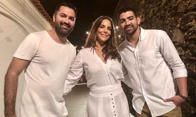 Com Ivete Sangalo e o cantor Dilsinho(foto: Bruno Fioravanti/Divulgação) Com Ivete Sangalo e o cantor Dilsinho(foto: Bruno Fioravanti/Divulgação)
