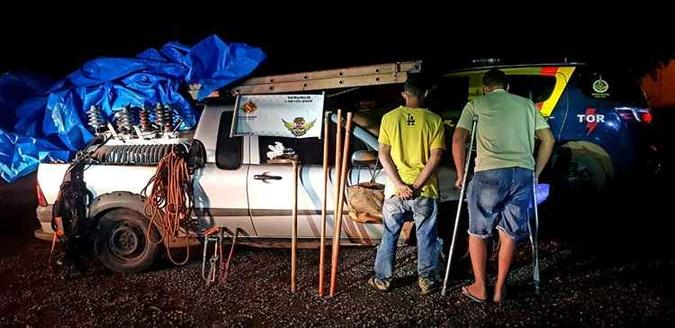 Mesmo de muletas, um dos criminosos tentou fugir da abordagem da PM(foto: Reprodução/PMDF) Mesmo de muletas, um dos criminosos tentou fugir da abordagem da PM(foto: Reprodução/PMDF)