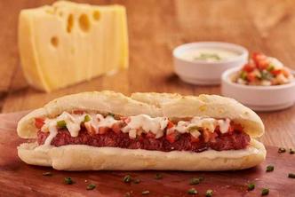 O pão com linguiça do Se essa rua fosse minha: cinco opções servidas com vinagrete e molho de queijo gruyere(foto: RaimundoSampaio) O pão com linguiça do Se essa rua fosse minha: cinco opções servidas com vinagrete e molho de queijo gruyere(foto: RaimundoSampaio)