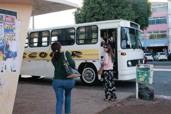 Categoria de transporte escolar cruzou os braços como pressão para o governo pagar as dívidas com as empresas que operam o sistema(foto: Ana Rayssa/Esp.CB/D.A Press) Categoria de transporte escolar cruzou os braços como pressão para o governo pagar as dívidas com as empresas que operam o sistema(foto: Ana Rayssa/Esp.CB/D.A Press)