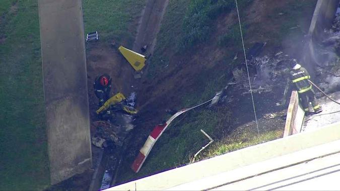 Bombeiros recolhem peças do helicóptero que caiu na Anhanguera, em São Paulo(foto: TV Globo/Reprodução ) Bombeiros recolhem peças do helicóptero que caiu na Anhanguera, em São Paulo(foto: TV Globo/Reprodução )