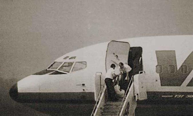 No aeroporto de Goiânia, o corpo do copiloto Vângelis é retirado do Boeing: o drama ainda não tinha terminado(foto: AG/Divulgação) No aeroporto de Goiânia, o corpo do copiloto Vângelis é retirado do Boeing: o drama ainda não tinha terminado(foto: AG/Divulgação)