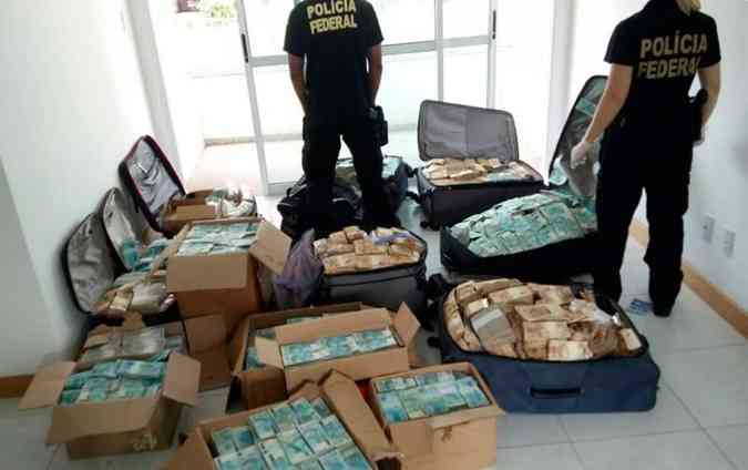 Policiais Federais apreendem caixas e malas cheias de dinheiro, em apartamento utilizado por Geddel Vieira Lima para guarda de dinheiro de propina, durante a Operação Cui Bono(foto: Policia Federal/Divulgação)