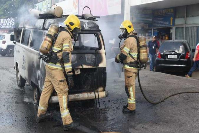 Motorista contou que fogo começou no motor da Kombi(foto: Ed Alves/CB/D.A Press) Motorista contou que fogo começou no motor da Kombi(foto: Ed Alves/CB/D.A Press)