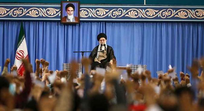 As declarações do aiatolá Khamenei aumentaram a pressão sobre o presidente Hassan Rohani, que enfrenta problemas para responder sobre as recentes manifestações contra a inflação e a corrupção(foto: AFP) As declarações do aiatolá Khamenei aumentaram a pressão sobre o presidente Hassan Rohani, que enfrenta problemas para responder sobre as recentes manifestações contra a inflação e a corrupção(foto: AFP)