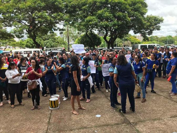 Profissionais se reuniram em frente à Secretaria de Educação (foto: Arquivo pessoal) Profissionais se reuniram em frente à Secretaria de Educação (foto: Arquivo pessoal)