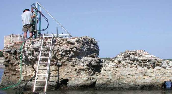 Antigo píer romano no Porto Cosano: água do mar infla os minerais agrupados nos blocos, deixando-os mais coesos(foto: University of Utah/Divulgação - 29/6/17 ) Antigo píer romano no Porto Cosano: água do mar infla os minerais agrupados nos blocos, deixando-os mais coesos(foto: University of Utah/Divulgação - 29/6/17 )