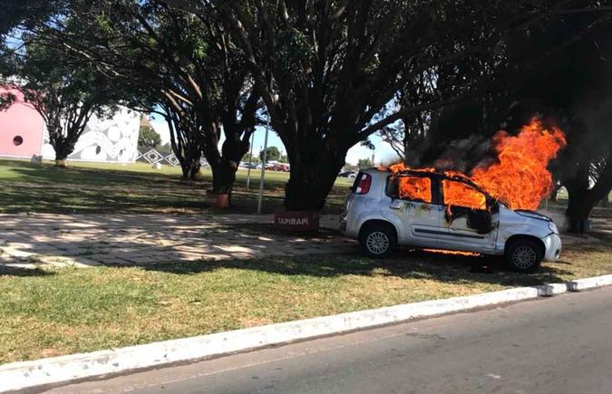 Carro é tomado pelas chamas após acidente no EixoTaís Braga/CB/D.A Press Carro é tomado pelas chamas após acidente no EixoTaís Braga/CB/D.A Press