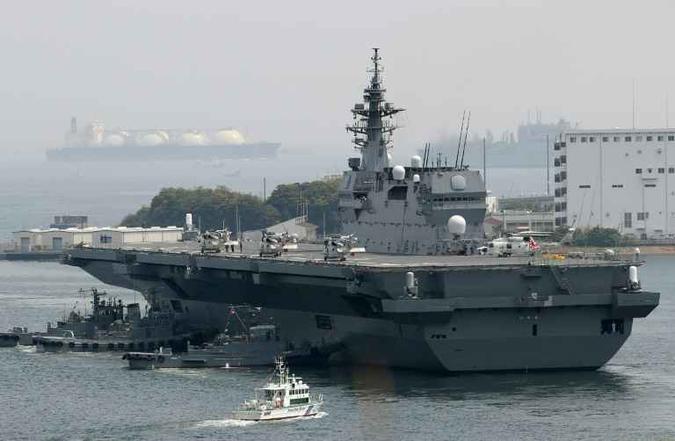 O novo plano de defesa quinquenal do Japão inclui adaptar dois porta-helicópteros para que possam permitir as manobras dos caças (foto: JIJI PRESS/AFP/Arquivos) O novo plano de defesa quinquenal do Japão inclui adaptar dois porta-helicópteros para que possam permitir as manobras dos caças (foto: JIJI PRESS/AFP/Arquivos)
