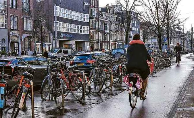 Em Amsterdã, os carros movidos a gasolina e a diesel serão proibidos de circular a partir de 2030(foto: Amsterdan Mayor/Divulgação) Em Amsterdã, os carros movidos a gasolina e a diesel serão proibidos de circular a partir de 2030(foto: Amsterdan Mayor/Divulgação)