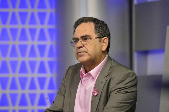 Com um bottom em defesa de Lula, Miragaya deu continuidade à estratégia petista de considerar uma perseguição política a prisão do ex-presidente(foto: Minervino JUnior/CB/D.A.Press) Com um bottom em defesa de Lula, Miragaya deu continuidade à estratégia petista de considerar uma perseguição política a prisão do ex-presidente(foto: Minervino JUnior/CB/D.A.Press)