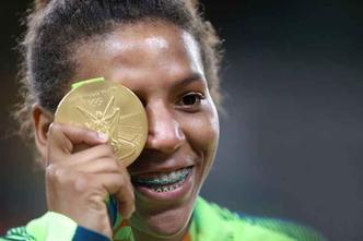 A judoca brasileira, Rafaela Silva, mostra a medalha de ouro, primeira do Brasil em 2016, conquistada ao vencer Sumiya Dorjsuren, da Mongólia, na final da categoria até 57kg do judô dos Jogos Olímpicos do Rio de Janeiro, na Arena Carioca 2(foto: Wilton Junior/Estadão Conteúdo) A judoca brasileira, Rafaela Silva, mostra a medalha de ouro, primeira do Brasil em 2016, conquistada ao vencer Sumiya Dorjsuren, da Mongólia, na final da categoria até 57kg do judô dos Jogos Olímpicos do Rio de Janeiro, na Arena Carioca 2(foto: Wilton Junior/Estadão Conteúdo)