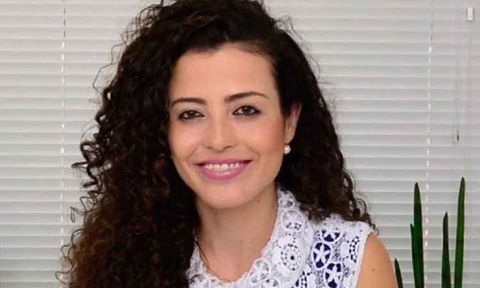 A médica Larissa Vilela ressalta que 'a produção vocal depende de um bom funcionamento de áreas cerebrais que desencadeiam estímulos adequados para a orquestração desse conjunto e de uma boa audição'(foto: Clínica Cotta/Reprodução) A médica Larissa Vilela ressalta que 'a produção vocal depende de um bom funcionamento de áreas cerebrais que desencadeiam estímulos adequados para a orquestração desse conjunto e de uma boa audição'(foto: Clínica Cotta/Reprodução)