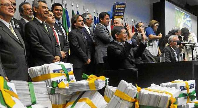 Cerimônia de entrega dos 2 milhões de assinaturas de apoio ao projeto de lei: comissão especial obrigatória nem sequer foi instalada(foto: Minervino Júnior/CB/D.A Press - 29/3/16) Cerimônia de entrega dos 2 milhões de assinaturas de apoio ao projeto de lei: comissão especial obrigatória nem sequer foi instalada(foto: Minervino Júnior/CB/D.A Press - 29/3/16)