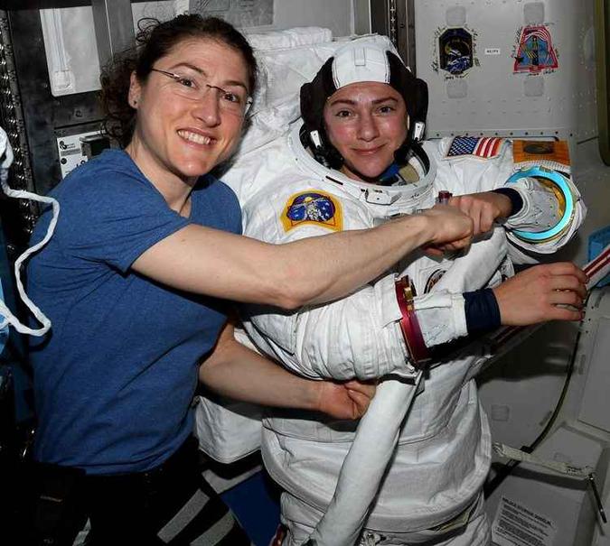 Christina Koch (esquerda) e Jessica Meir: dupla de astronautas em missão histórica(foto: Jessica Meir/Twitter) Christina Koch (esquerda) e Jessica Meir: dupla de astronautas em missão histórica(foto: Jessica Meir/Twitter)