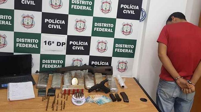 Uma pistola calibre 9mm, cartuchos calibre .28, cerca de 8 quilos de maconha e uma balança de precisão estão entre o material apreendido em posse do homem(foto: PCDF/Divulgação) Uma pistola calibre 9mm, cartuchos calibre .28, cerca de 8 quilos de maconha e uma balança de precisão estão entre o material apreendido em posse do homem(foto: PCDF/Divulgação)