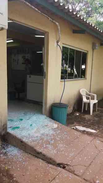 Segundo funcionários, a mulher quebrou vidraças e janelas do conselho em abril (foto: Arquivo pessoal )