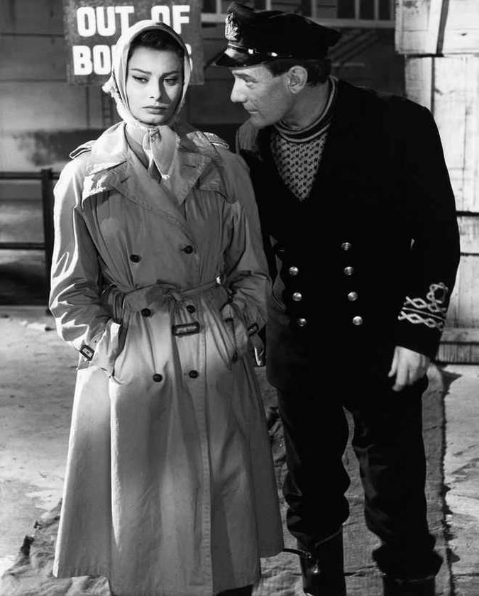 Sophia Loren com um clássico trench coat oversized na personagem Stella, no filme A chave, em 1958.(foto: Pinterest) Sophia Loren com um clássico trench coat oversized na personagem Stella, no filme A chave, em 1958.(foto: Pinterest)