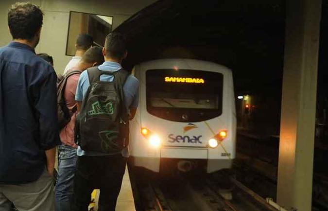 Passageiros prejudicados reclamam da demora dos trens, que às vezes passa de meia hora(foto: Barbara Cabral/Esp. CB/D.A Press) Passageiros prejudicados reclamam da demora dos trens, que às vezes passa de meia hora(foto: Barbara Cabral/Esp. CB/D.A Press)