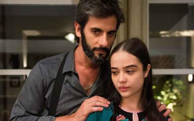 Na trama, Laura (Bella Piero) foi abusada sexualmente pelo padrasto Vinicius (Flavio Tolezani) durante a infância (foto: Globo/Divulgação) Na trama, Laura (Bella Piero) foi abusada sexualmente pelo padrasto Vinicius (Flavio Tolezani) durante a infância (foto: Globo/Divulgação)