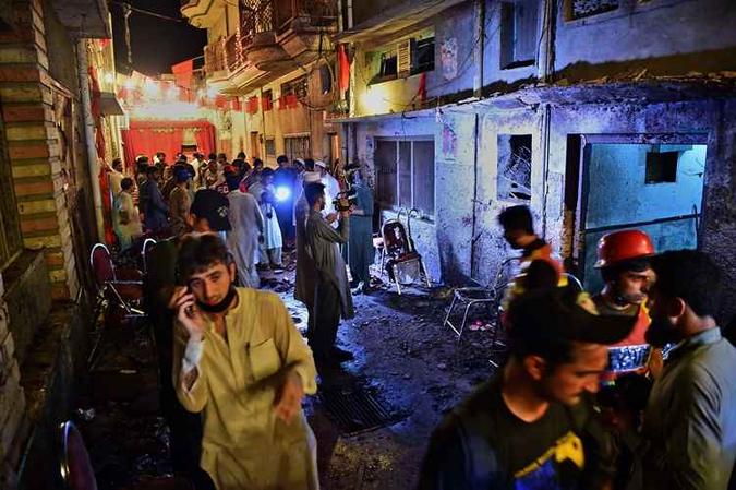 Pelo menos seis pessoas morreram e outras 36 ficaram feridas nesta terça-feira (10/7) em um atentado suicida em um comício eleitoral no Paquistão(foto: Abdul Majeed/AFP) Pelo menos seis pessoas morreram e outras 36 ficaram feridas nesta terça-feira (10/7) em um atentado suicida em um comício eleitoral no Paquistão(foto: Abdul Majeed/AFP)