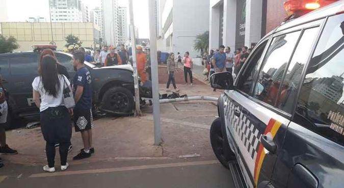 O carro oficial parou em cima da calçada(foto: Reprodução) O carro oficial parou em cima da calçada(foto: Reprodução)