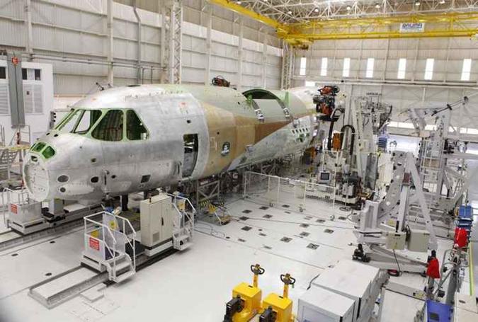 Produção do modelo KC-390 em Gavião Peixoto (SP): clima de preocupação com o futuro da empresa(foto: Embraer/Divulgação/AFP - 20/5/14) Produção do modelo KC-390 em Gavião Peixoto (SP): clima de preocupação com o futuro da empresa(foto: Embraer/Divulgação/AFP - 20/5/14)